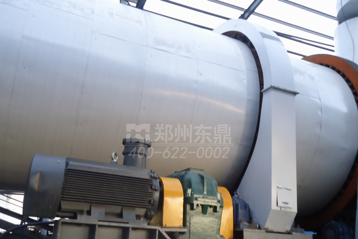 大型精礦粉球團類烘干機設(shè)備是一種處理能力大、穩(wěn)定高效、自動化程度高的專用烘干器，適用于鐵精礦、錳礦粉、鈷礦粉、銅精礦、金礦粉、鉛精粉、錫礦粉、汞礦粉、磷精礦、鉬精礦等精礦
